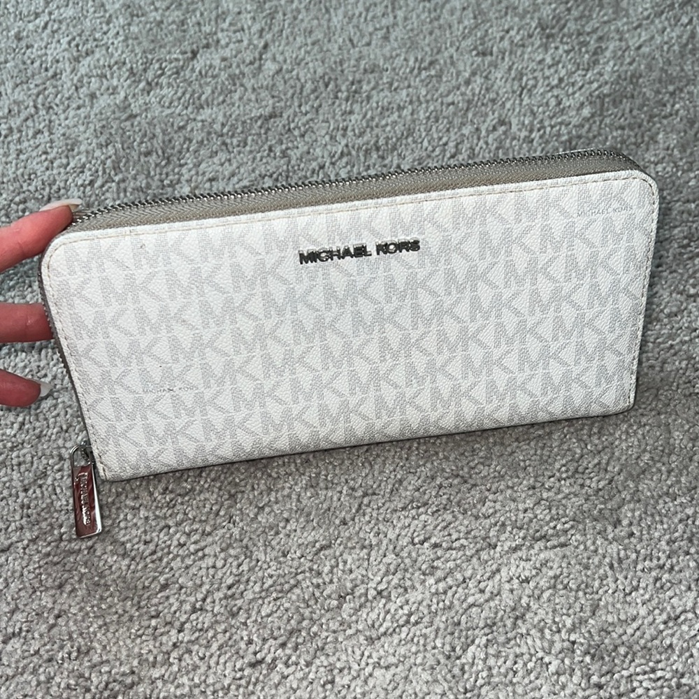 Michael Kors wallet. barely ever used. In great condition!